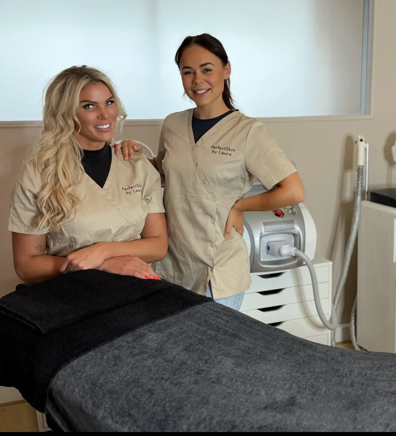 Laura en Romy in de salon van PerfectSkin by Laura