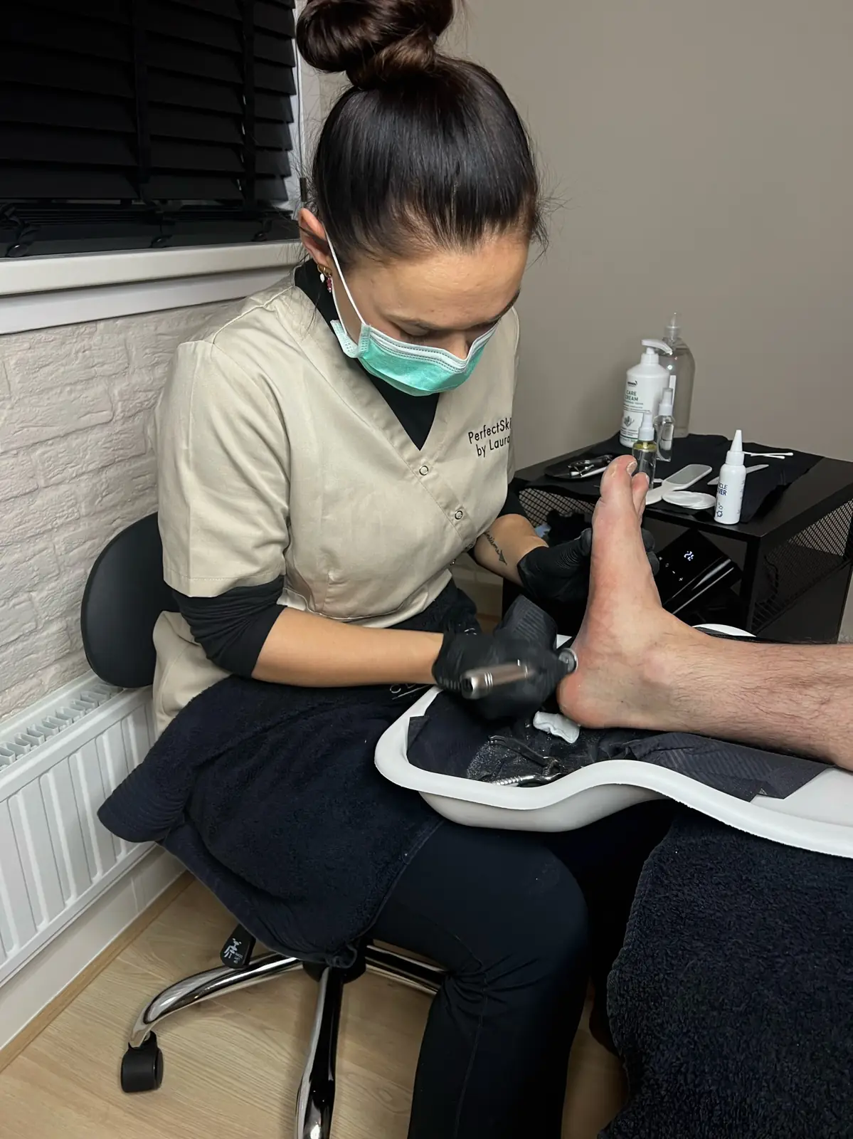 Romy voert een professionele pedicurebehandeling uit